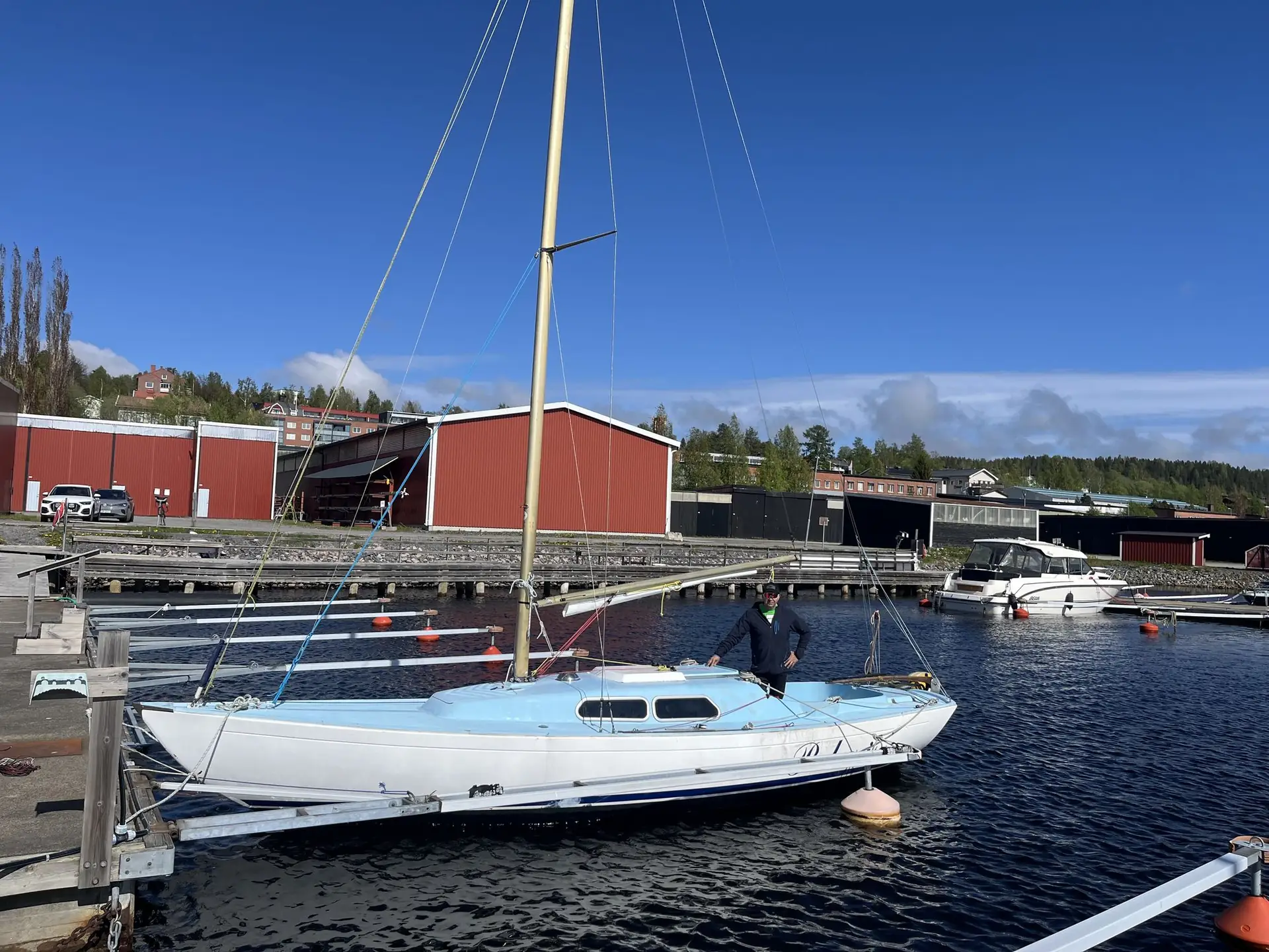 Segelbåt vid bryggan i en hamn